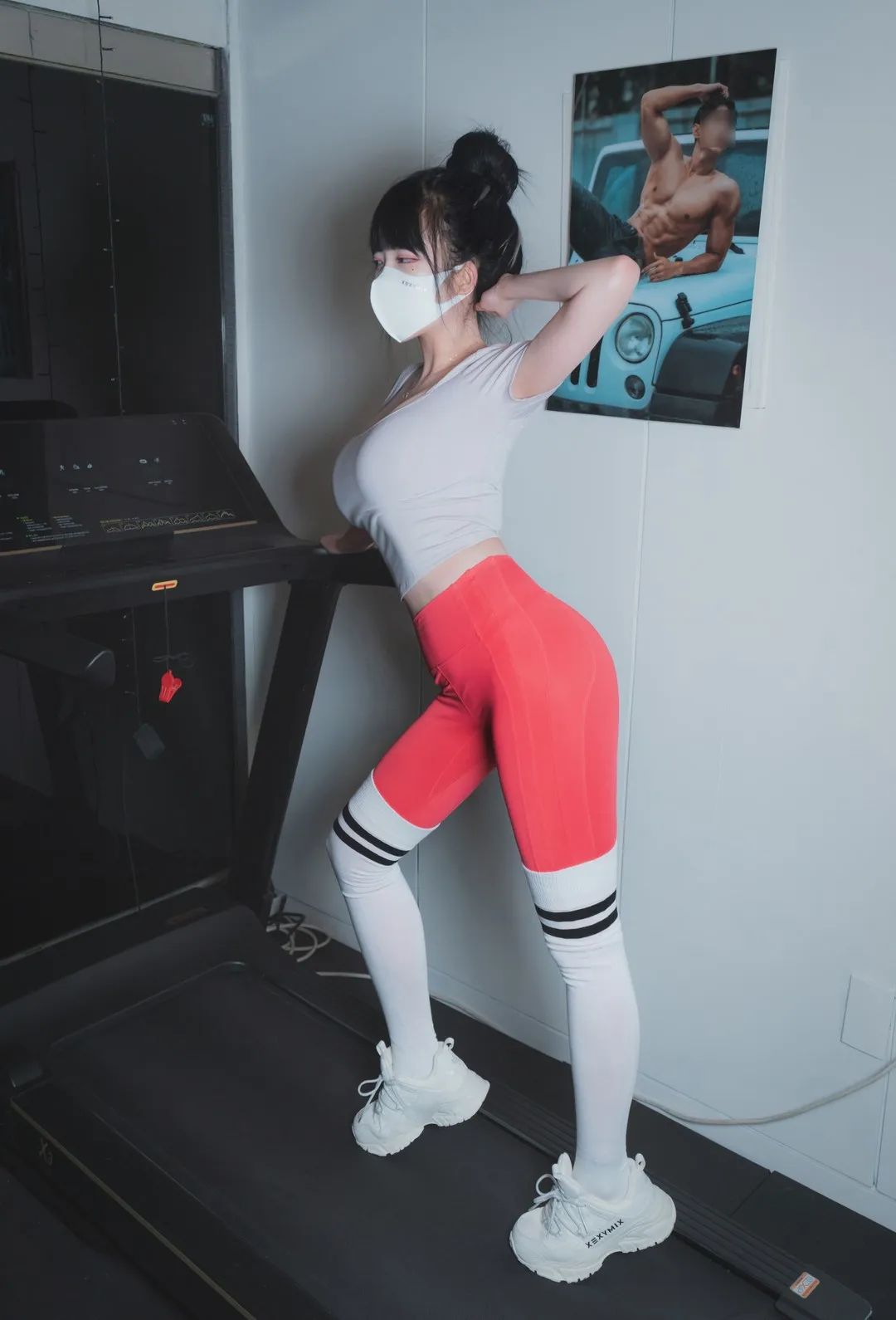 Aram(아람)海外Coser Aram(아람)室内运动场景造型，白色上衣与红色裤装的侧身画面