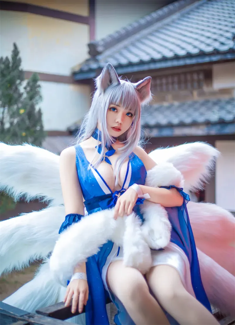 啊日日ariri海外Coser 啊日日ariri蓝色幻想Cosplay造型，白色配饰结合户外背景