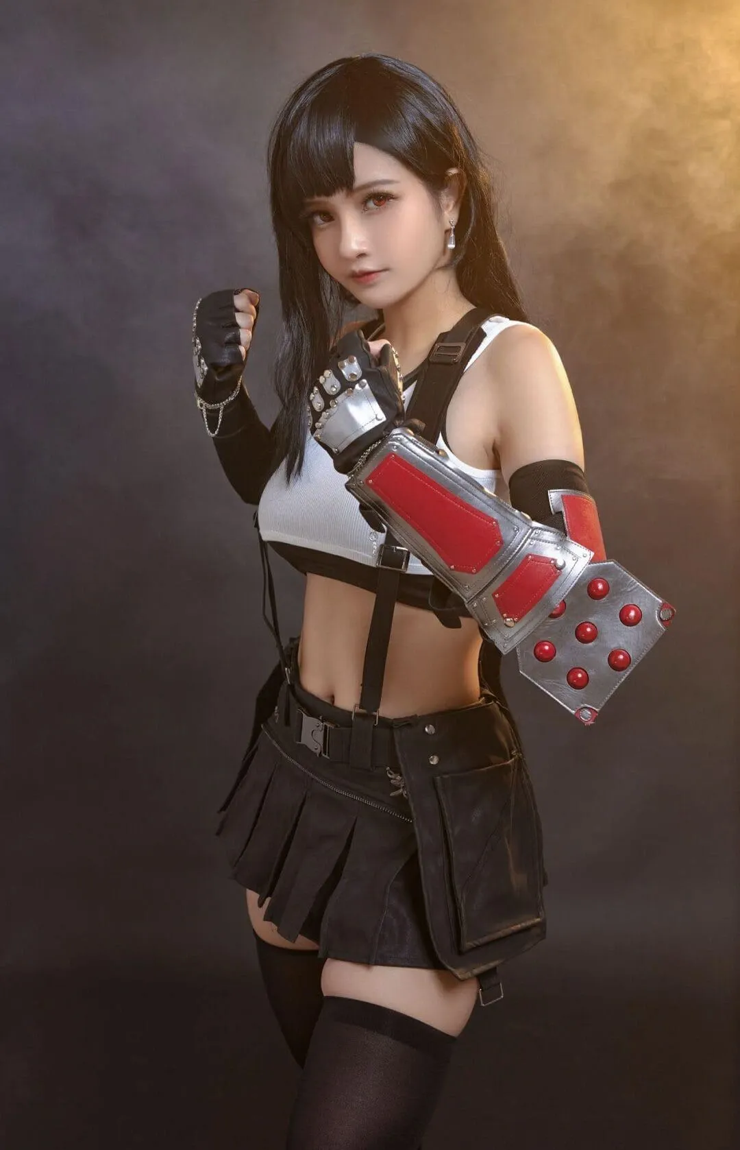 Azami_雒雒海外Coser Azami_雒雒黑红服装战斗角色Cosplay姿态
