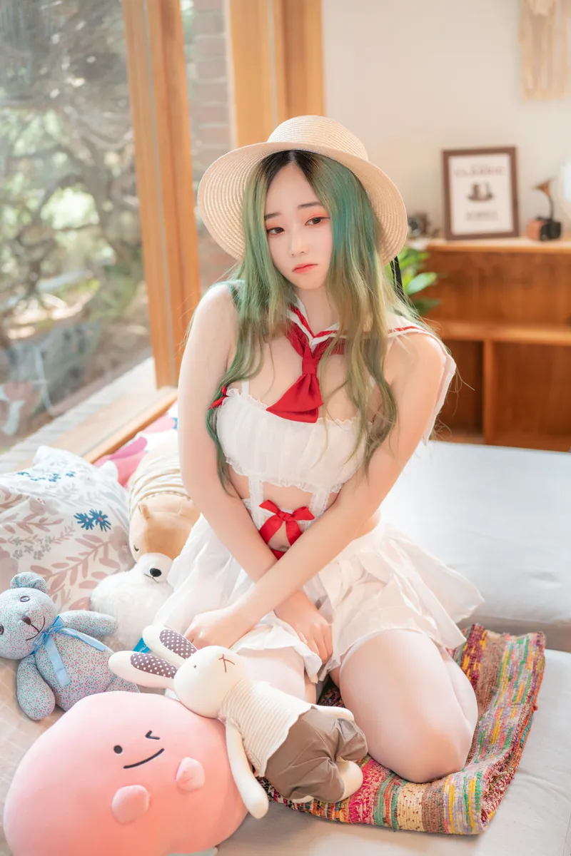 ChoiJiYun海外Coser ChoiJiYun白色服装造型照片，戴帽坐姿与室内场景构图