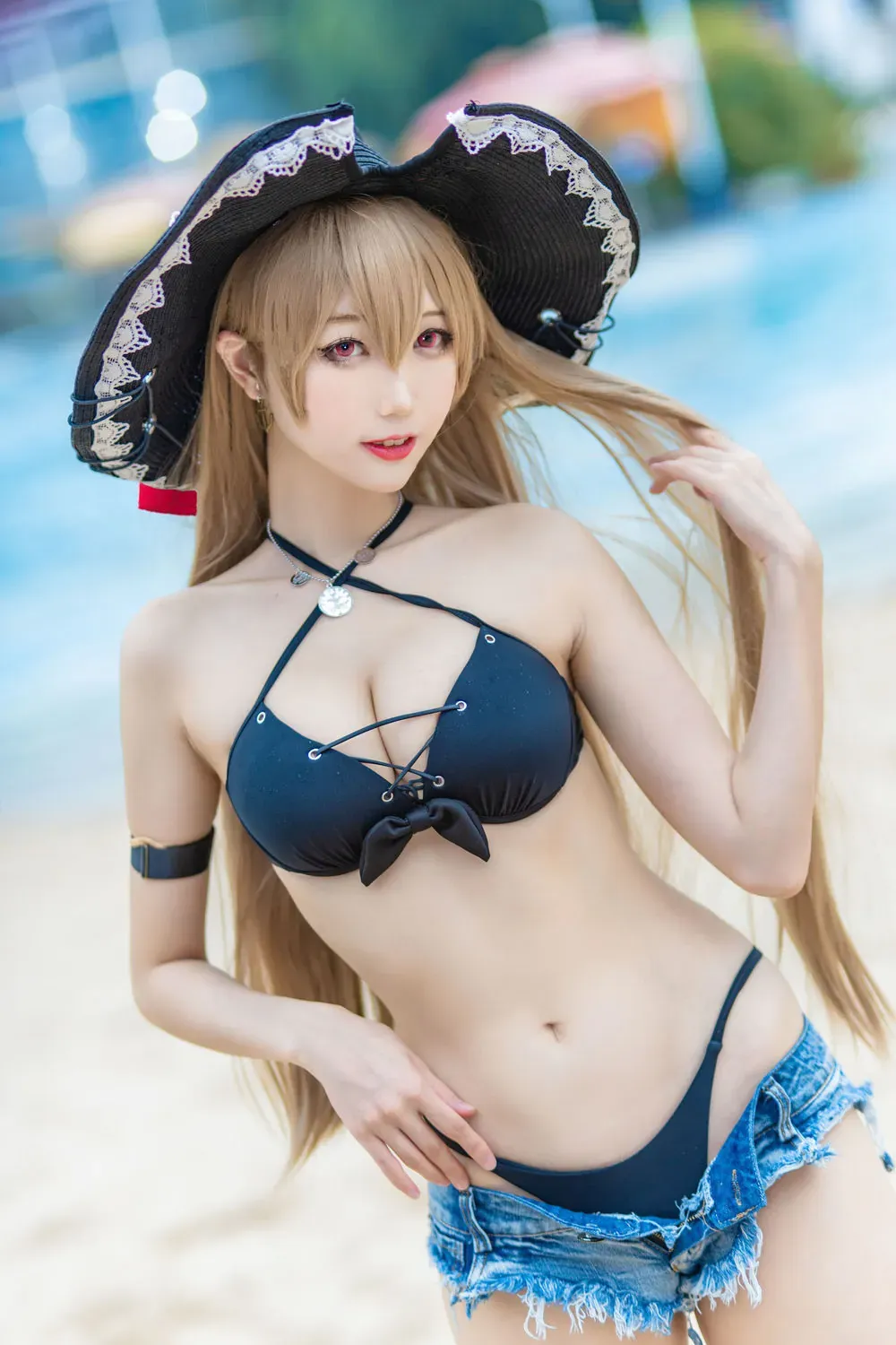 于芷晴海外Coser 角色风格帽饰搭配深色服装的Cosplay视觉造型