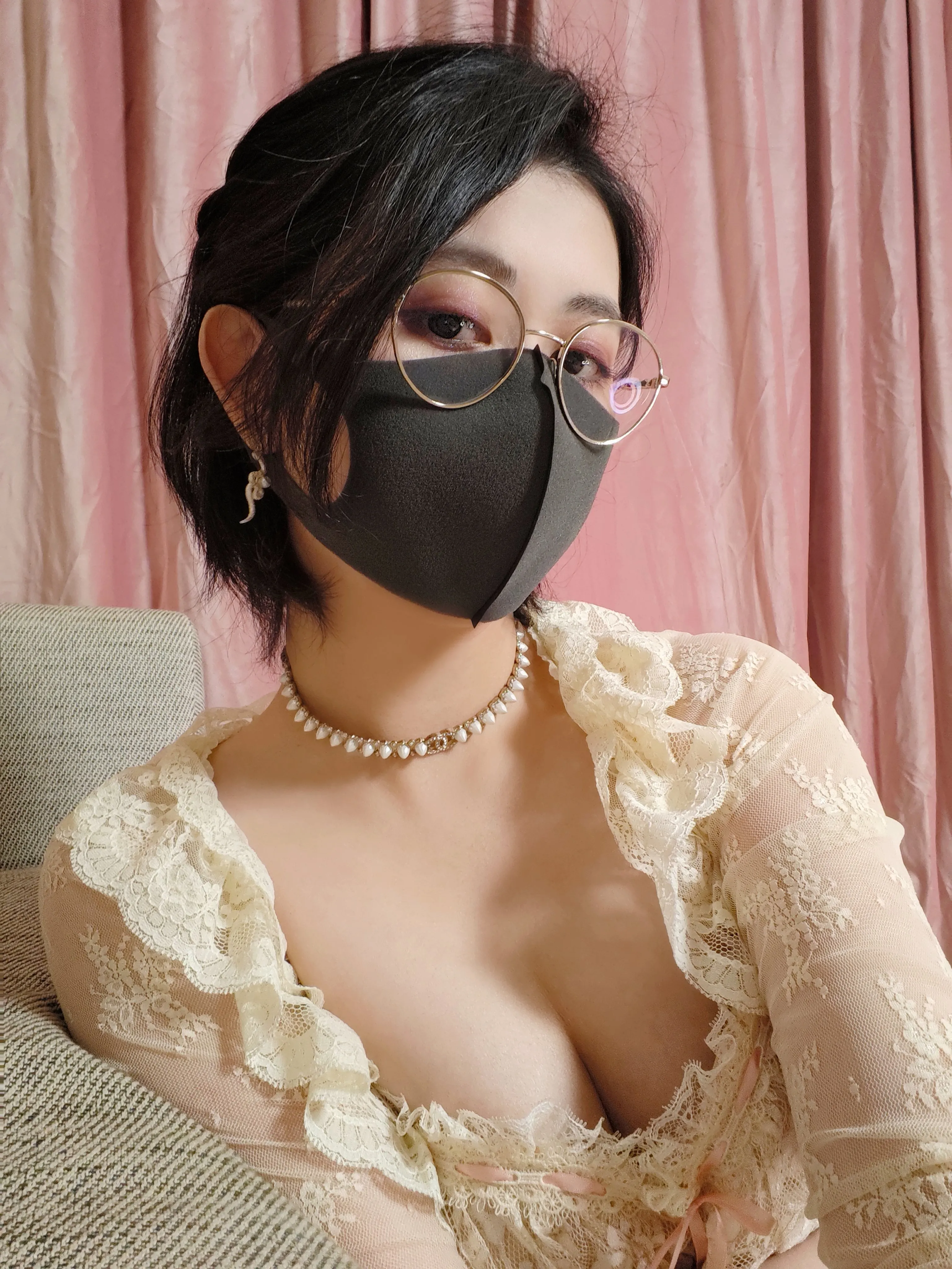 Naimi奶咪蕾丝服装眼镜造型室内近景照片