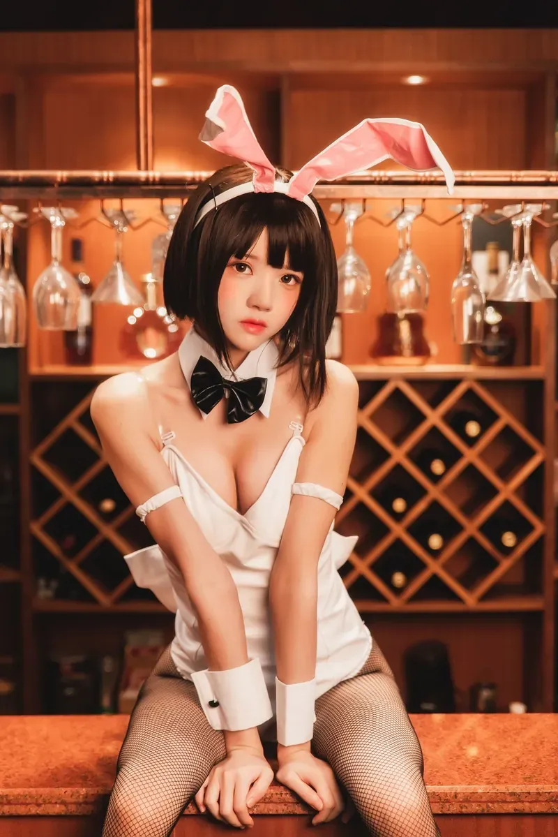 上杉绘梨落 cosplay 海外Coser 上杉绘梨落兔耳装饰搭配黑白服装的暖色室内Cosplay造型