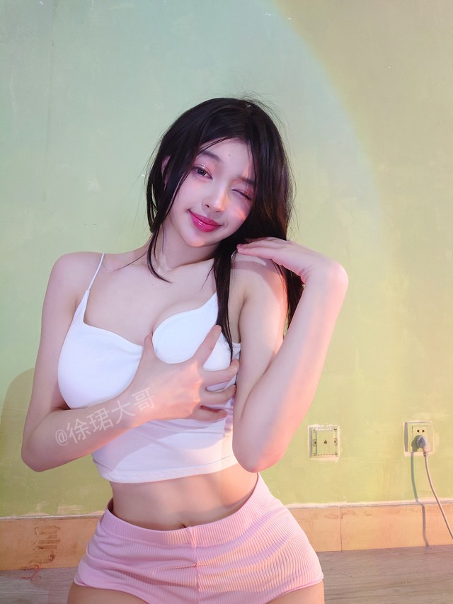 徐珺大哥海外Coser 徐珺大哥白色服装室内姿态照片