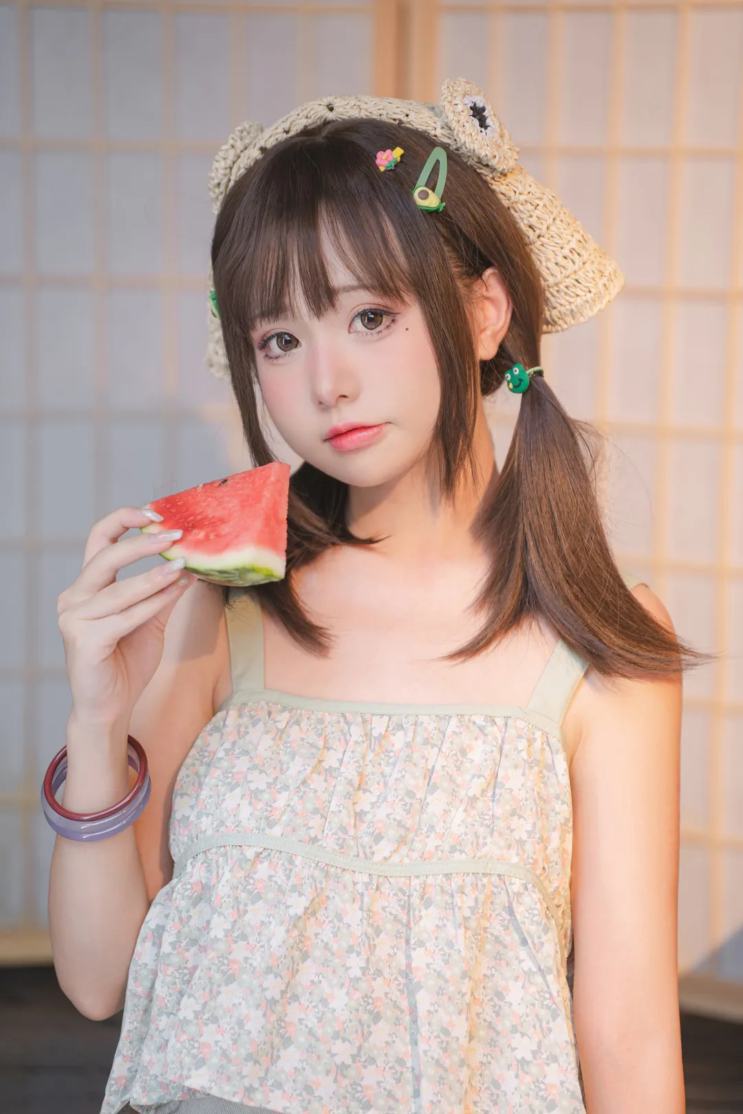 爆机少女喵小吉海外Coser 喵小吉日常造型照片,短发双马尾与水果元素