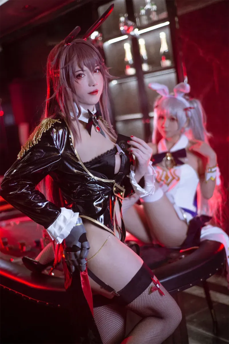 120斤的小王同学海外Coser 暗色环境中的角色服装造型照片,带有红色灯光效果