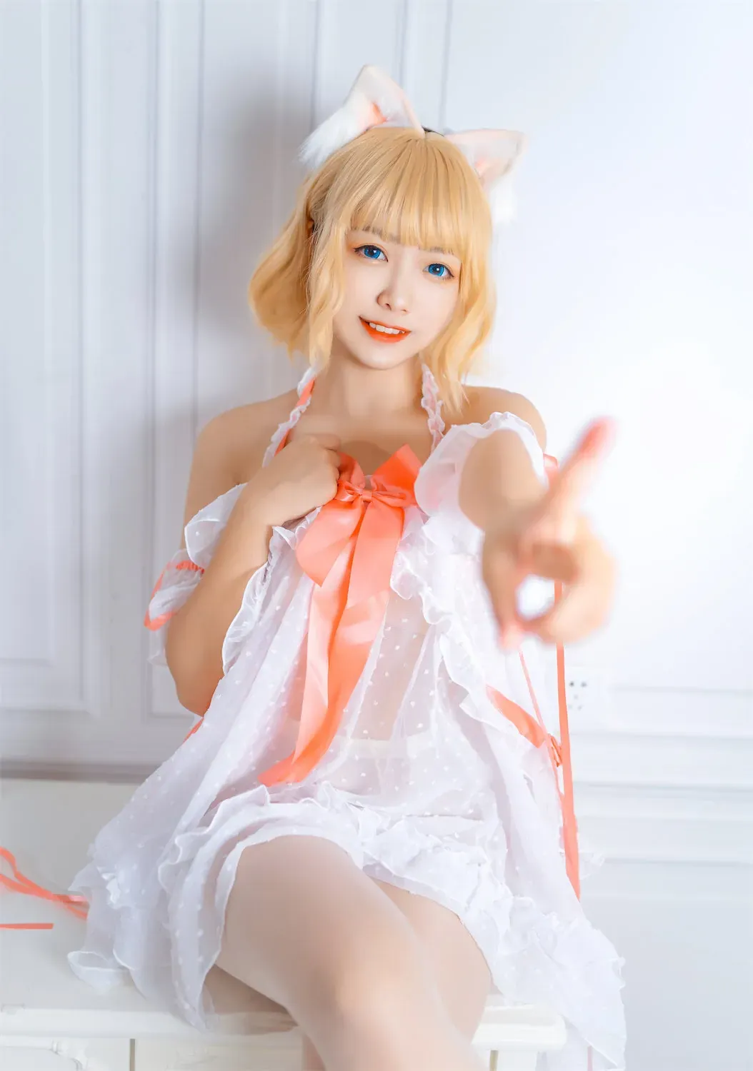 lovely呆玄海外Coser lovely呆玄白色猫耳服装明亮场景COS
