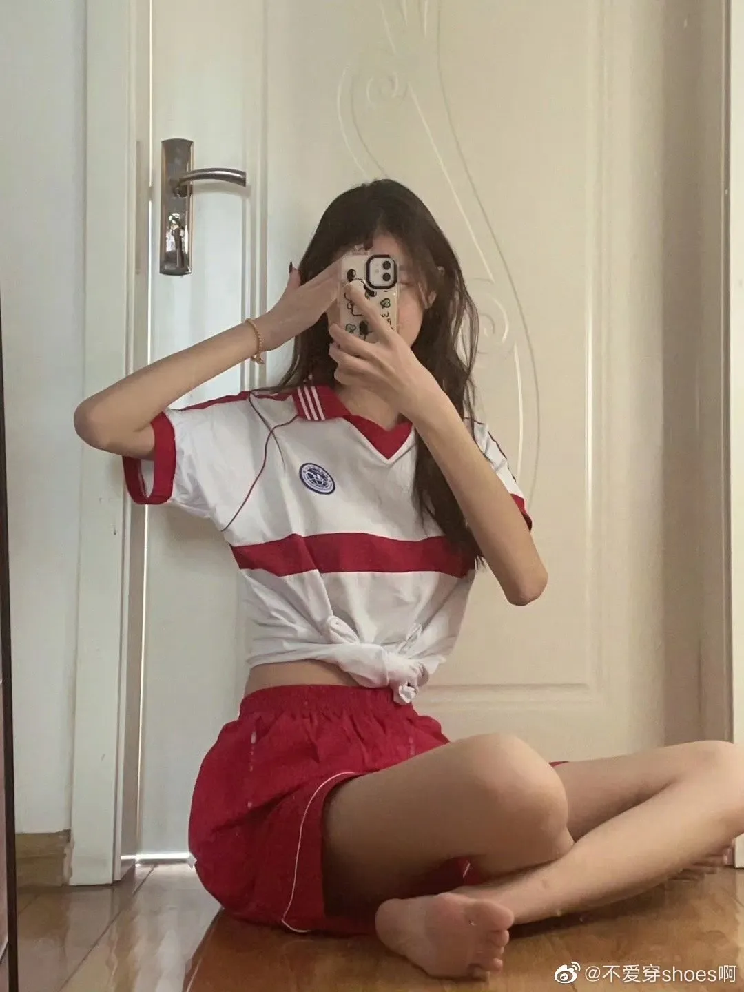 不爱穿shoes红白运动服镜面自拍图