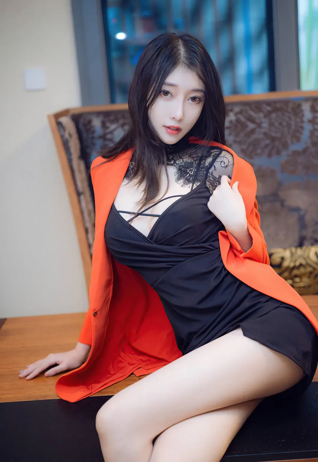 Huayang海外Coser Huayang黑色服装橙色外搭坐姿照片