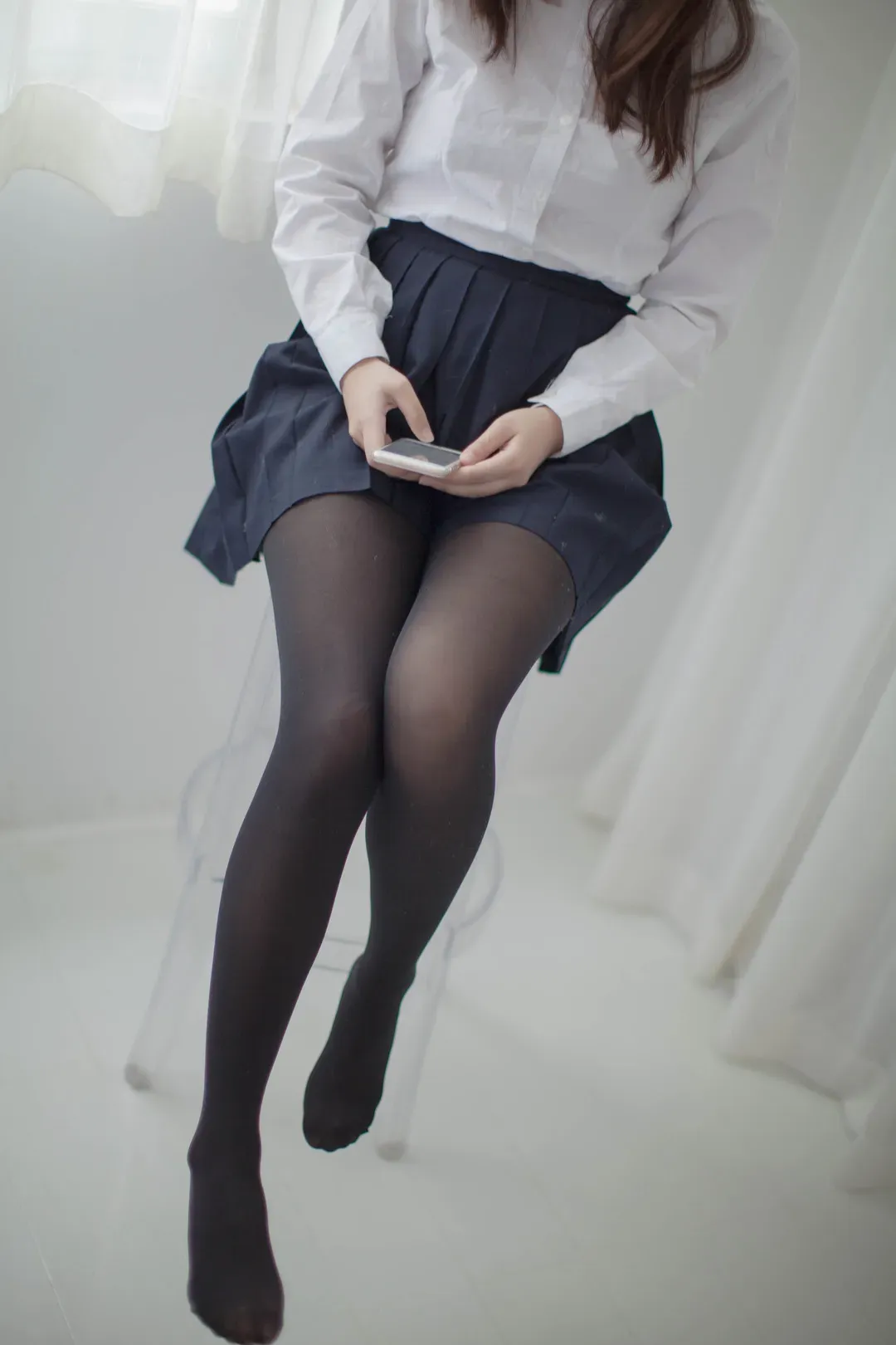 少女秩序海外Coser 少女秩序写真中坐姿人物与手机互动场景