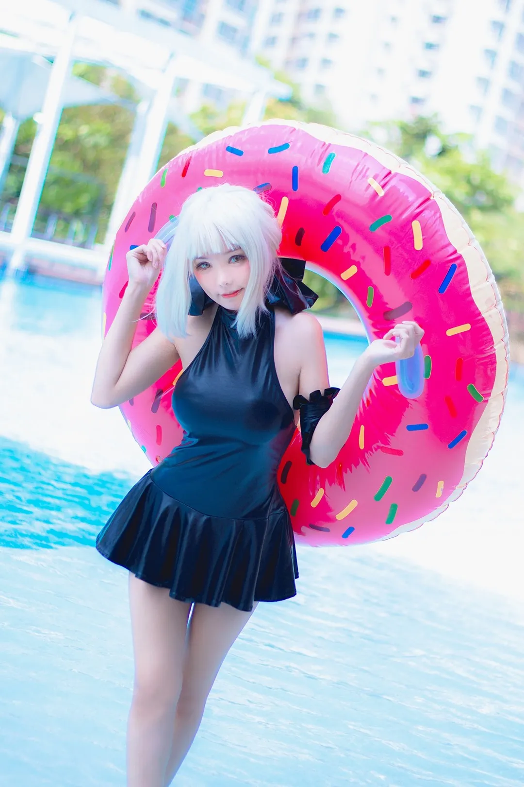 KitkatCosplay9 cosplay作品与海外 黑色角色扮演服装与粉色道具背景中的人物造型