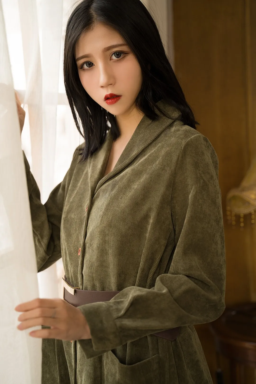 Cazi姬纪 cosplay 海外Coser Cazi姬纪室内深色服装造型照片