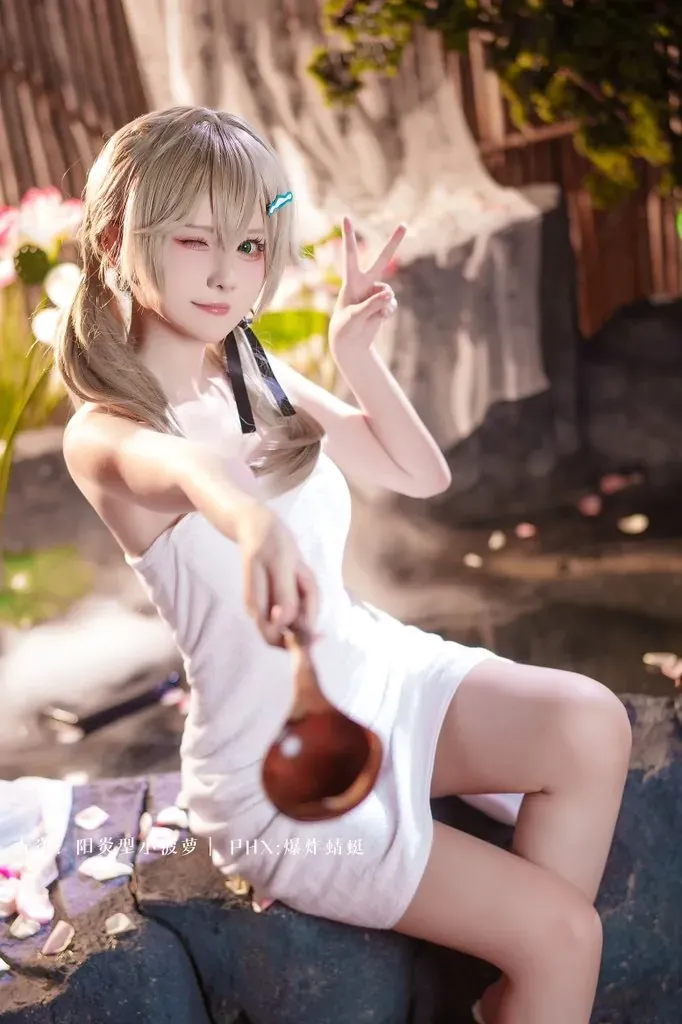 阳炎型小菠萝海外Coser 阳炎型小菠萝白色服装户外造型照片
