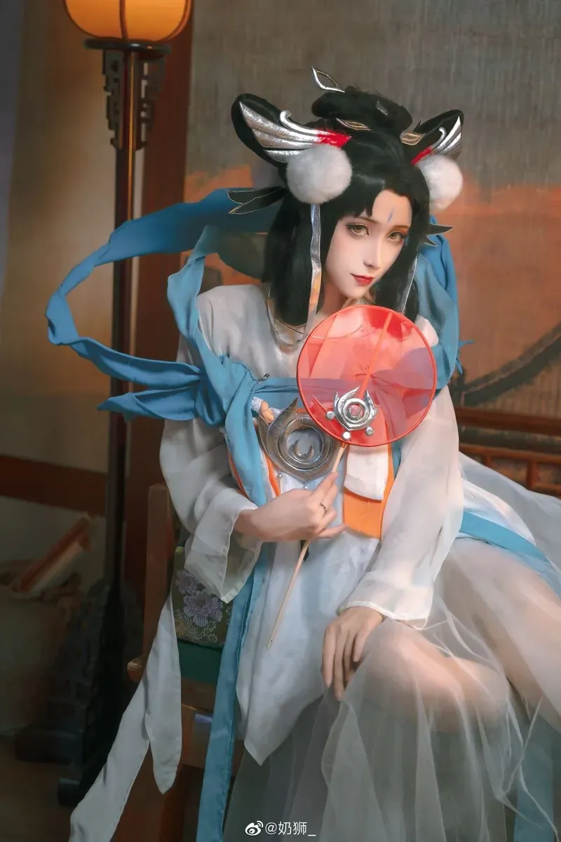 杪夏 cosplay海外Coser 角色Cosplay造型，蓝白服装与幻想元素背景