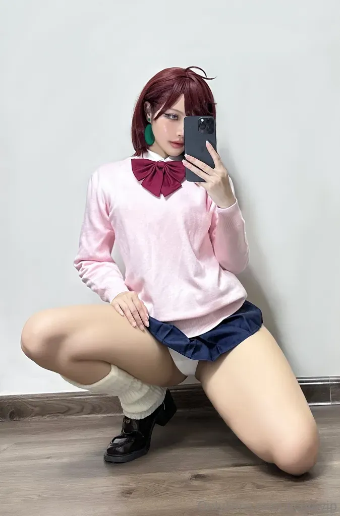 ChoiJiYun海外Coser ChoiJiYun粉色上衣造型照片，手机镜面拍摄与室内背景