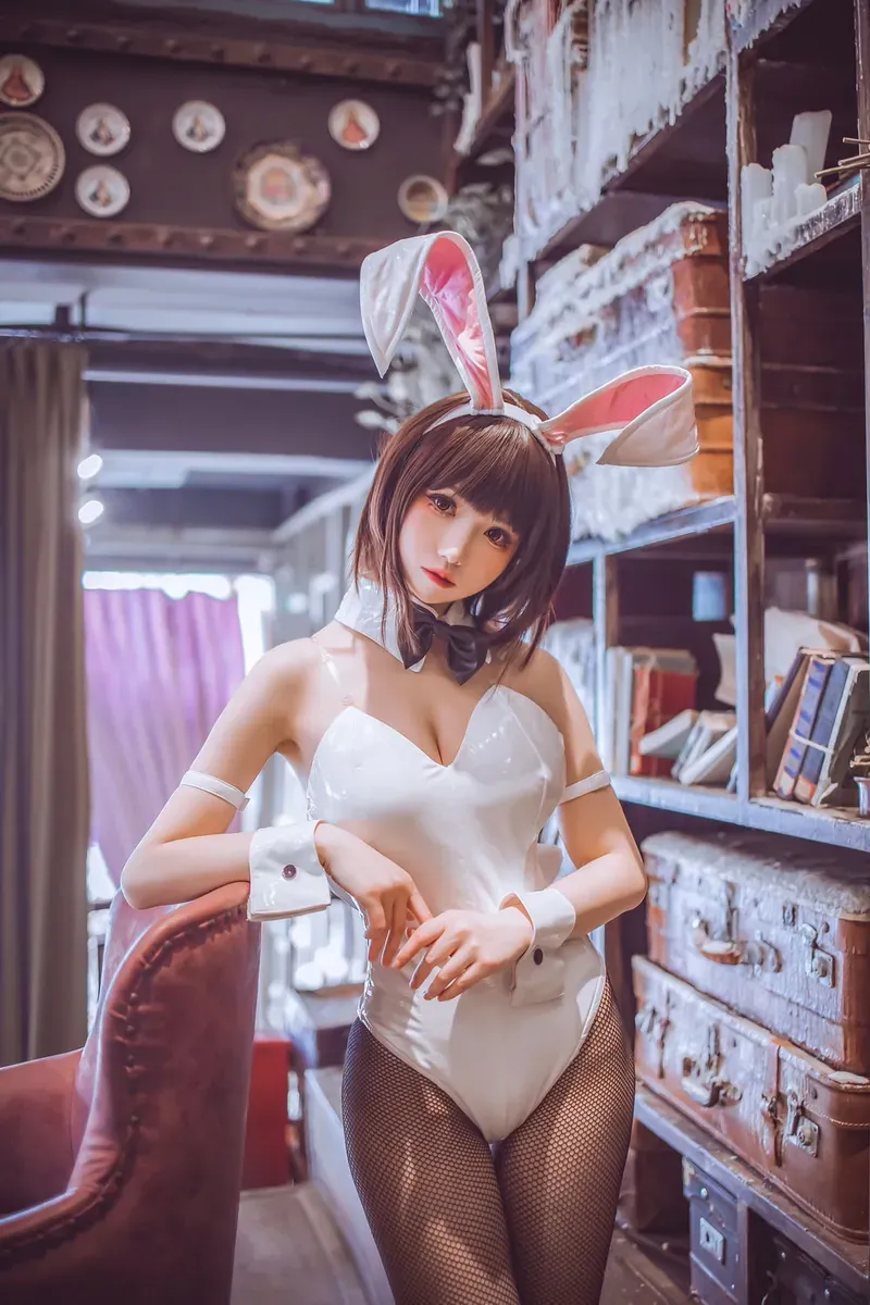 coser衣衣海外Coser coser衣衣兔耳Cosplay服装与室内场景照片