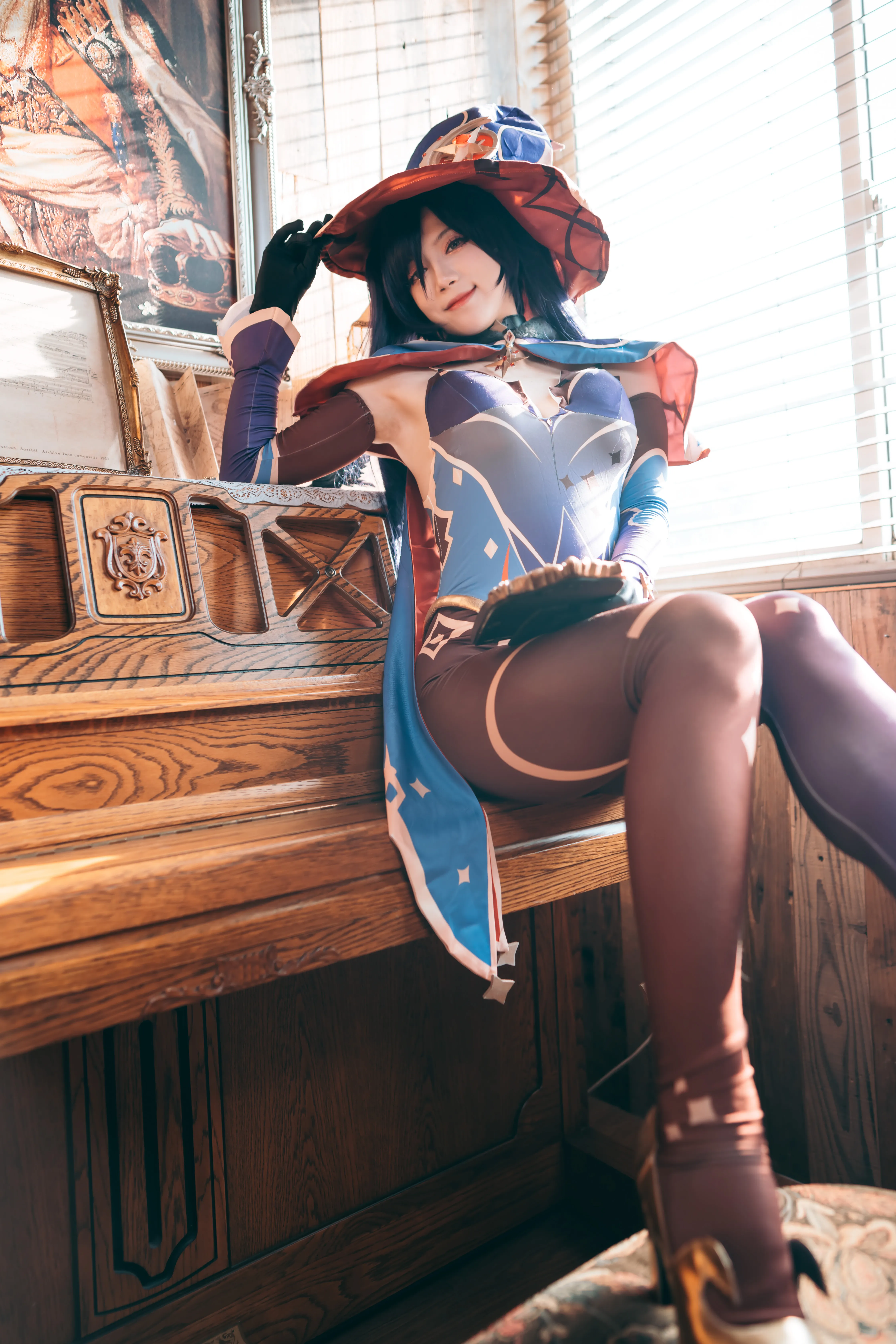貳加六海外Coser 貳加六角色服装造型照片,蓝色服饰搭配帽饰与室内环境