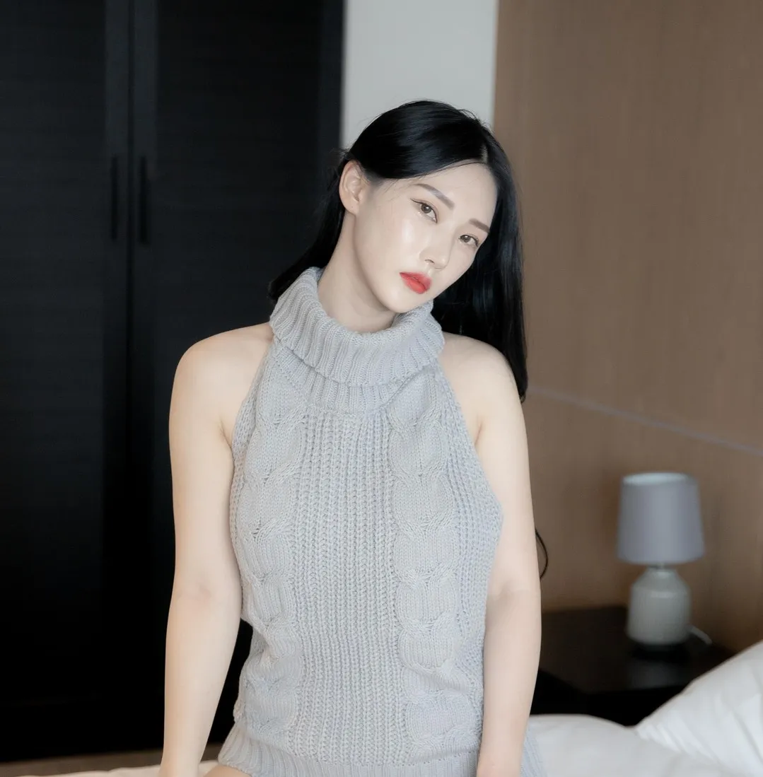 Riha(리하)海外名称与作品 Riha(리하) Coser Riha(리하)身穿浅灰色针织服装的室内造型照片