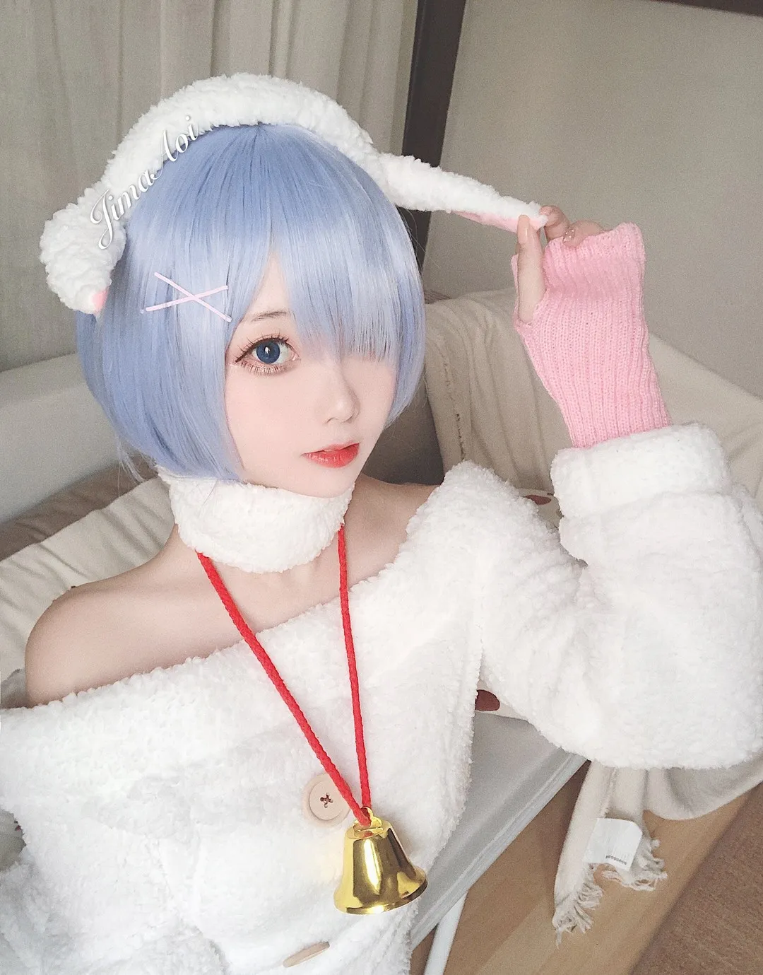 嶋葵 Japanese coser 嶋葵蓝色假发COS造型近景照片，展示角色服装和头部装饰