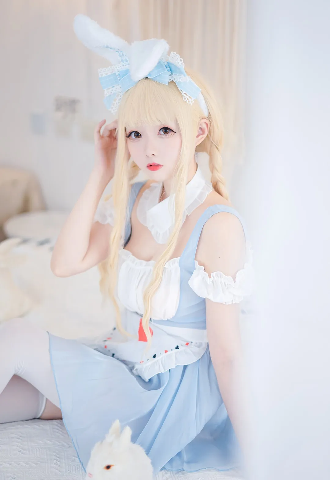 嶋葵 Japanese coser 嶋葵浅蓝色角色服装造型照片，展示兔耳配饰和整体风格