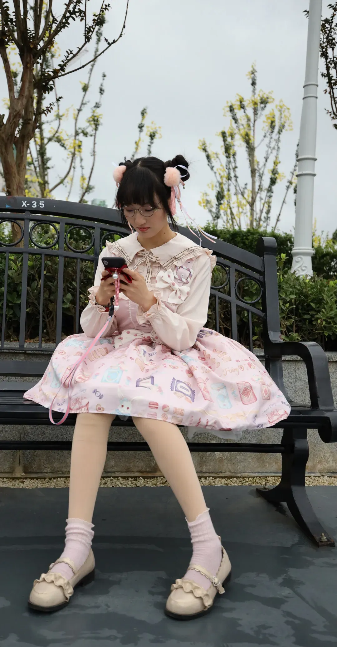 大西瓜爱牙膏海外Coser 大西瓜爱牙膏公开图片中可见粉色裙装坐姿场景