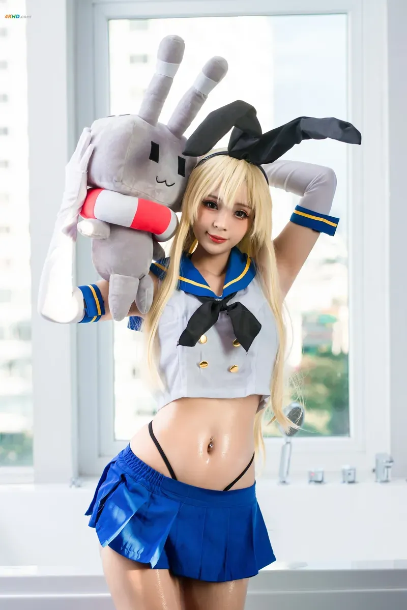 Mimmi海外Coser Mimmi白发角色Cosplay造型，蓝白服装搭配黑色头饰和玩偶道具