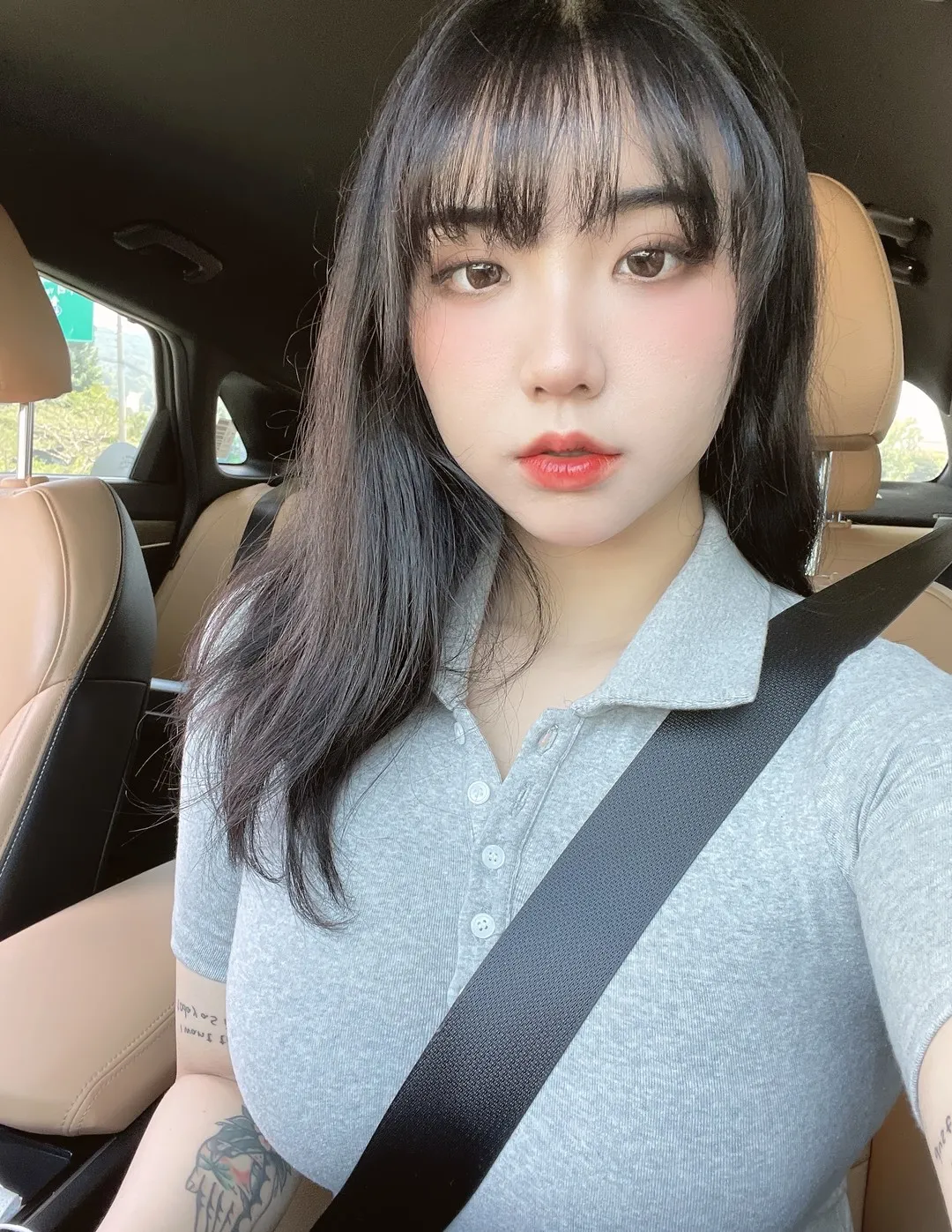 EchiH海外名称与作品 EchiH cosplay与写真视觉 EchiH 车内长发自拍照片