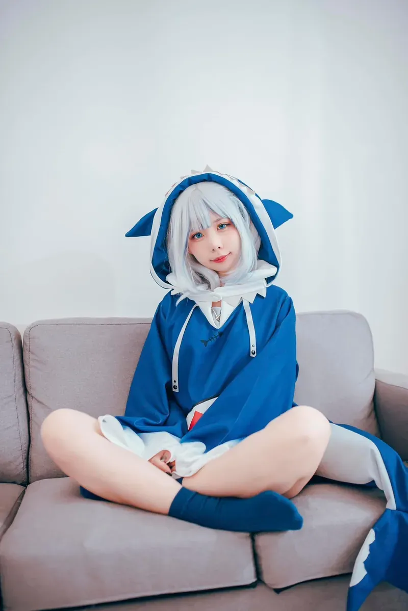 ElyEE子蓝色猫耳服装与白色假发坐在沙发上的COS造型