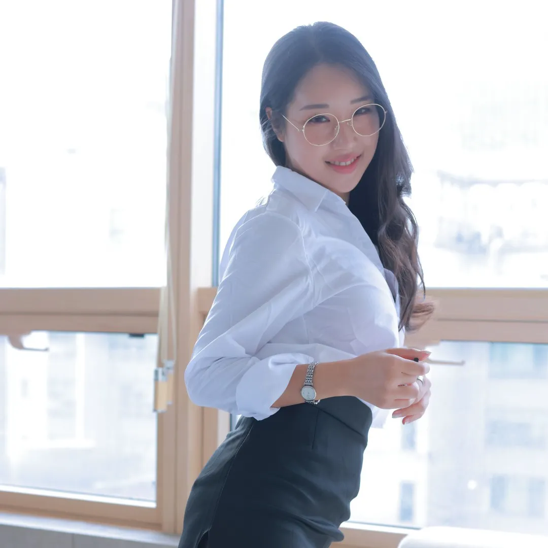 CoCo cosplay海外 CoCo白衬衫黑裙窗边造型照片