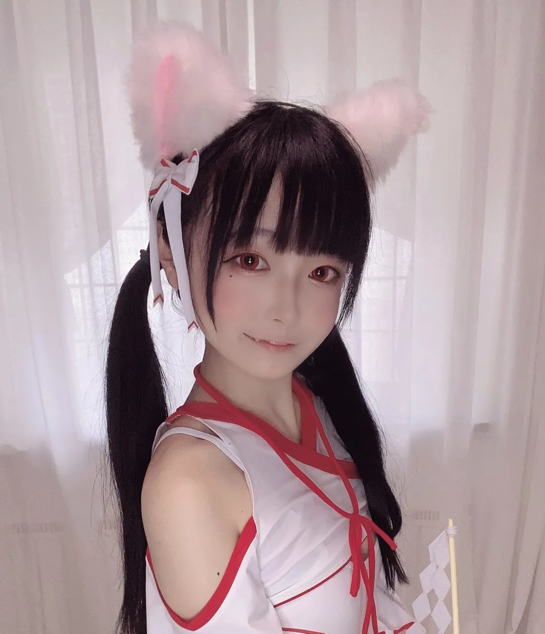 佳佳好难啊 cosplay海外Coser coser角色服装照片，白色服饰带红色装饰，人物侧身面对镜头展示造型