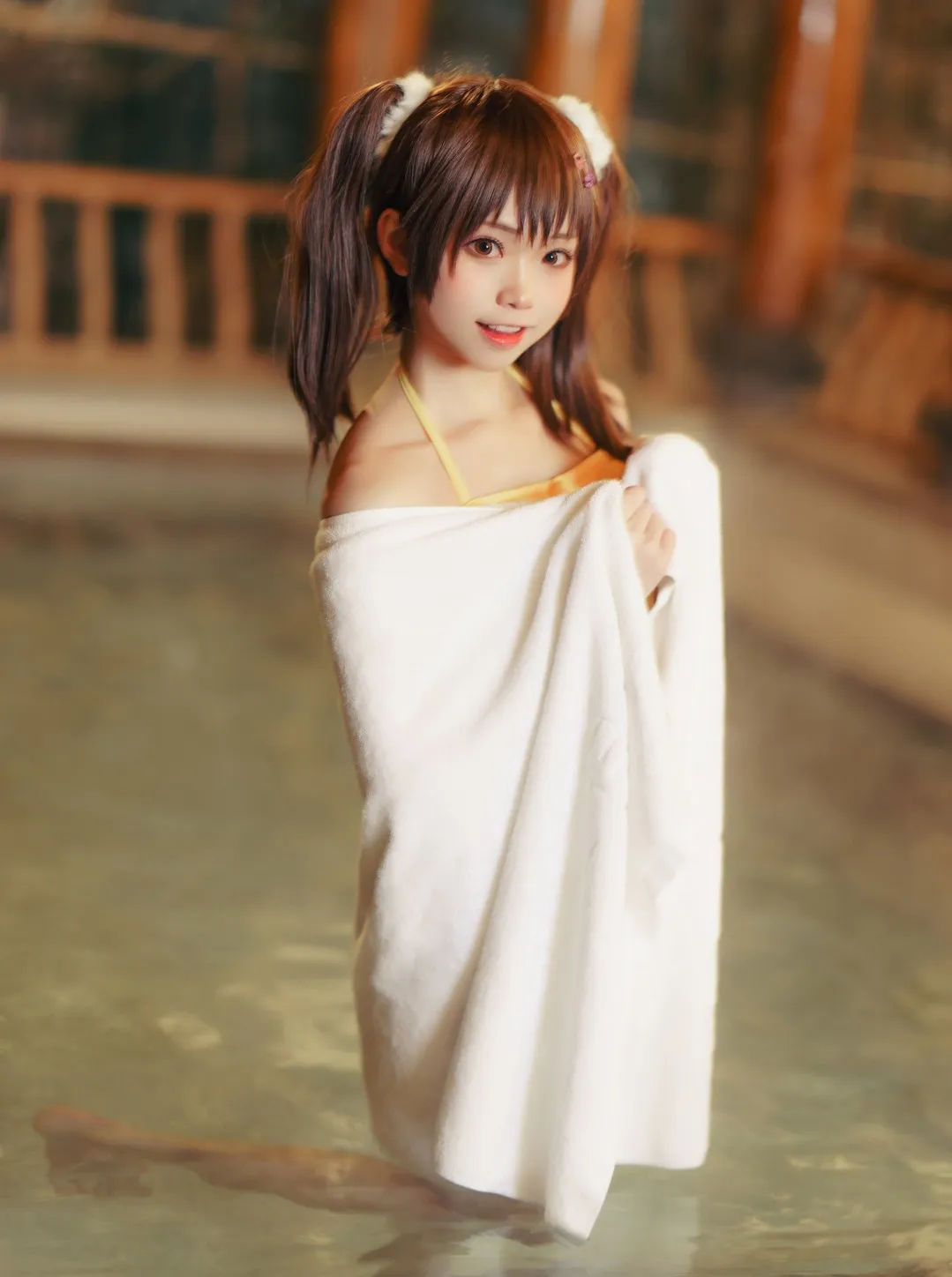 三色绘恋海外Coser 三色绘恋角色Cosplay造型，人物披白色布料站在室内水景环境中