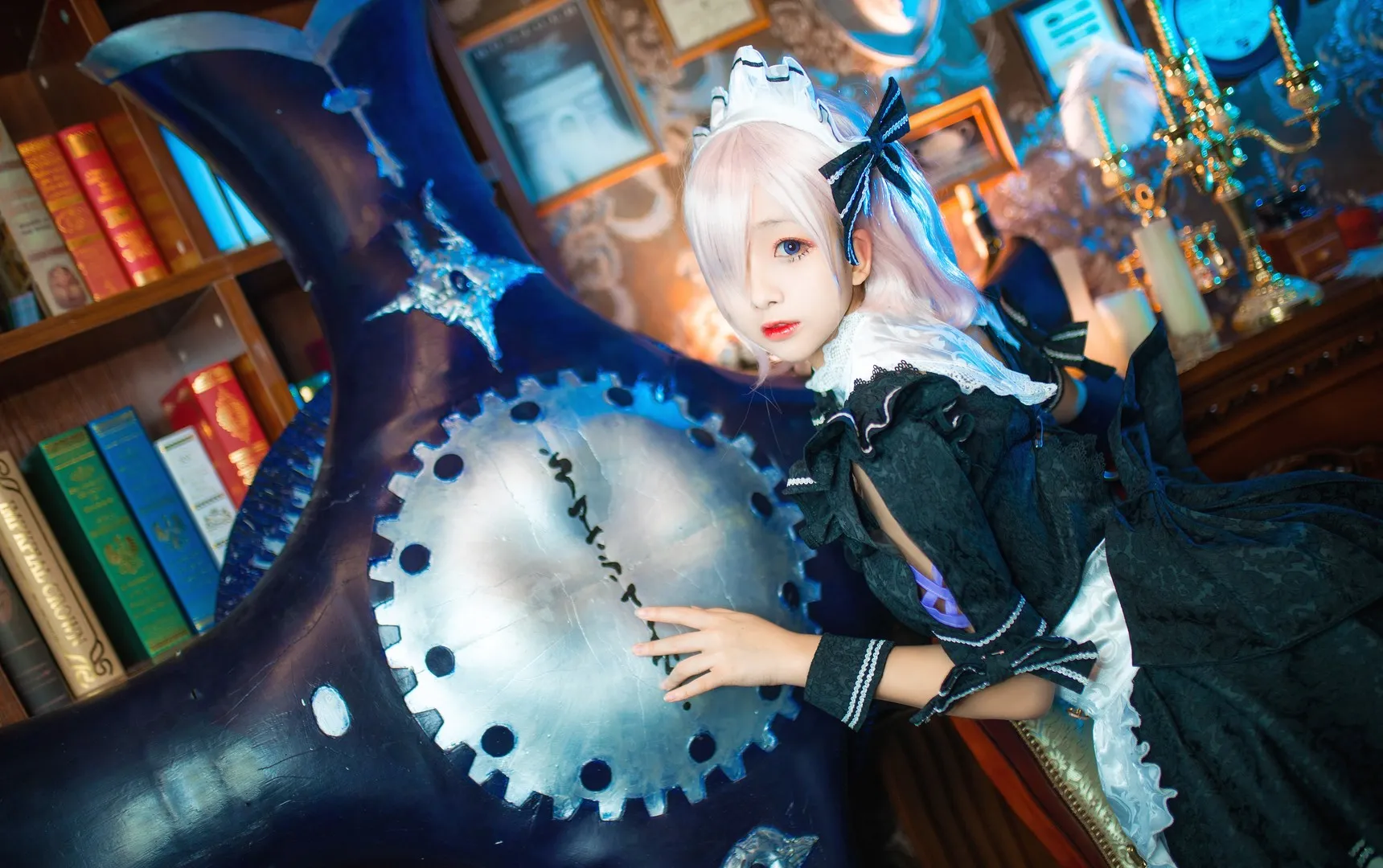 日奈娇 cosplay 海外 Coser 黑白礼服幻想主题场景照片