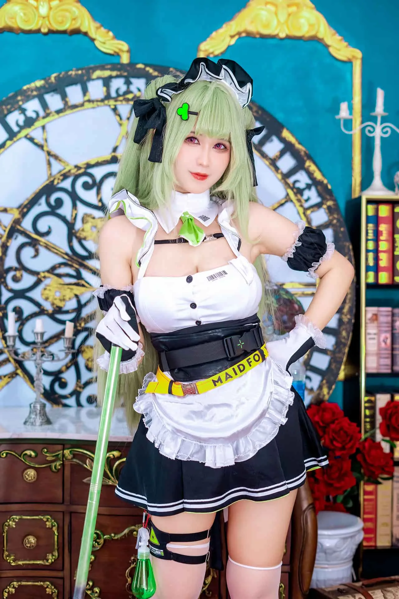 Pyon海外名称与作品 Pyon cosplay Pyon 绿色发色角色服装室内场景照片