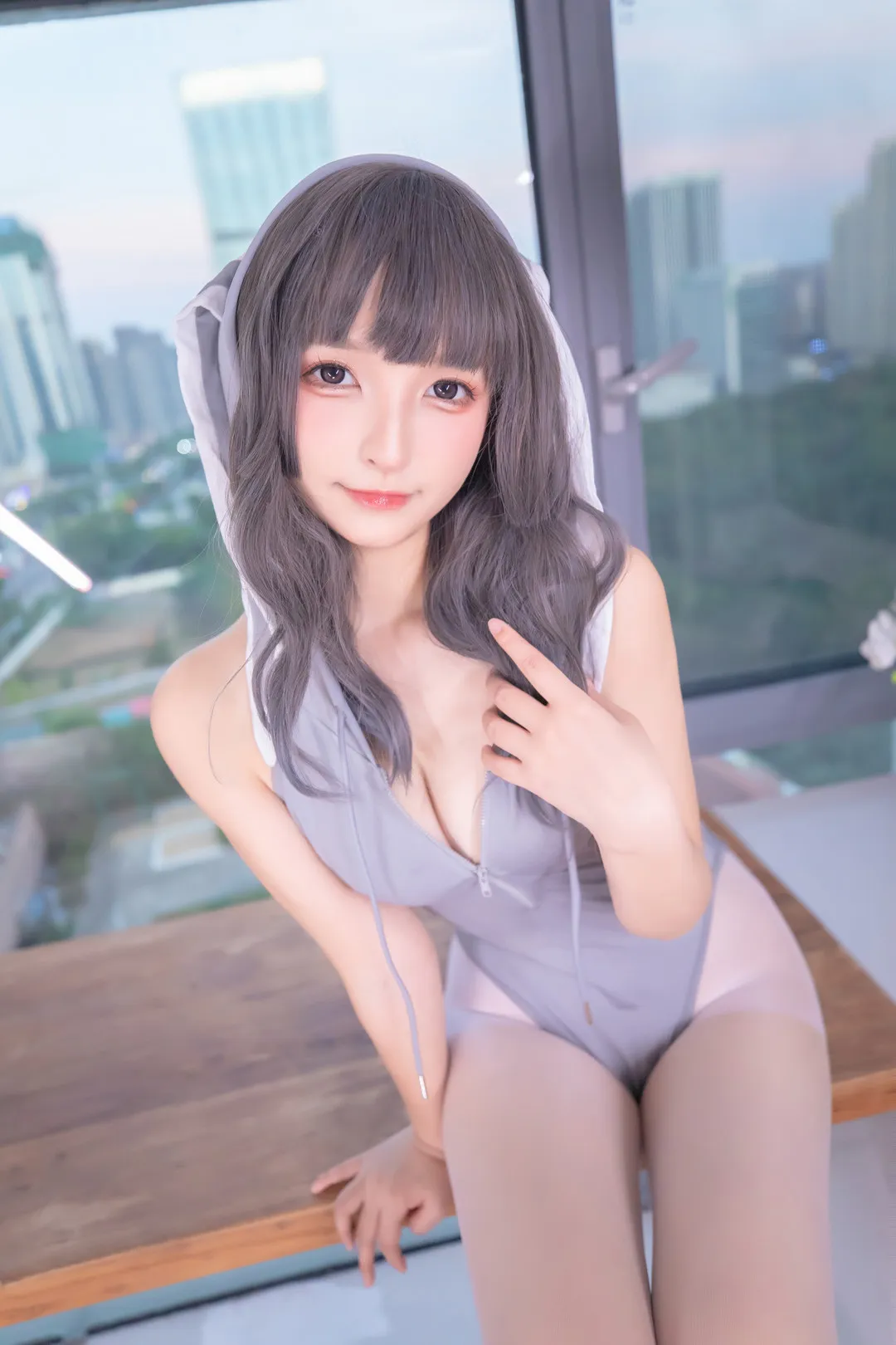 神楽坂真冬海外Coser 浅色服装搭配灰色发型的室内照片