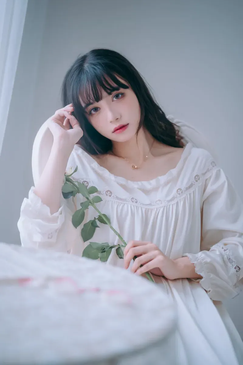 贰加六 cosplay海外Coser 黑发白色服装室内柔光风格照片