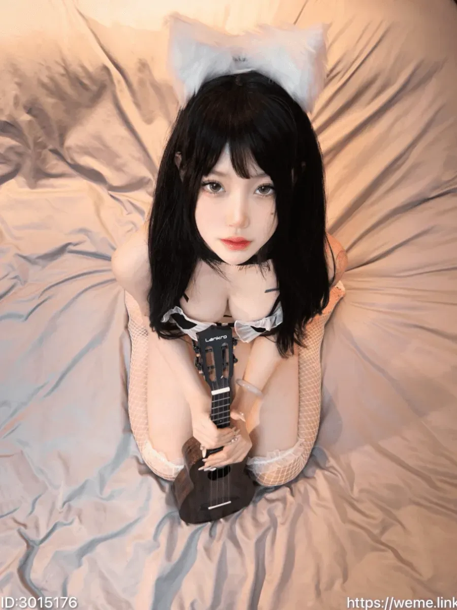 小粉哦海外Coser 小粉哦黑色长发搭配猫耳元素服饰的室内造型照片