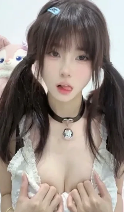 给乔买裙子 cosplay海外 双马尾发型人物近景造型照片