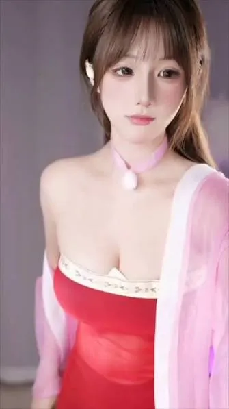 一条小糖糖海外Coser 红色服装造型照片，人物位于画面中央并采用近距离镜头角度