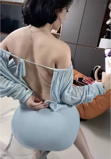 六六小阿姨海外Coser 六六小阿姨浅蓝服装室内姿态照片