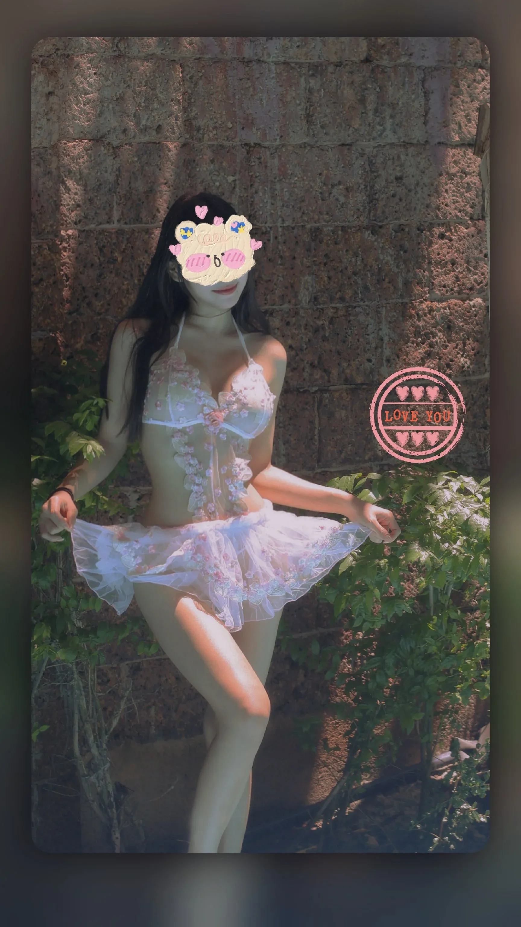 imiss爱蜜社是什么?写真系列、作品目录与视觉方向整理 imiss爱蜜社穿浅色花纹服装站在植物与藤编家具旁