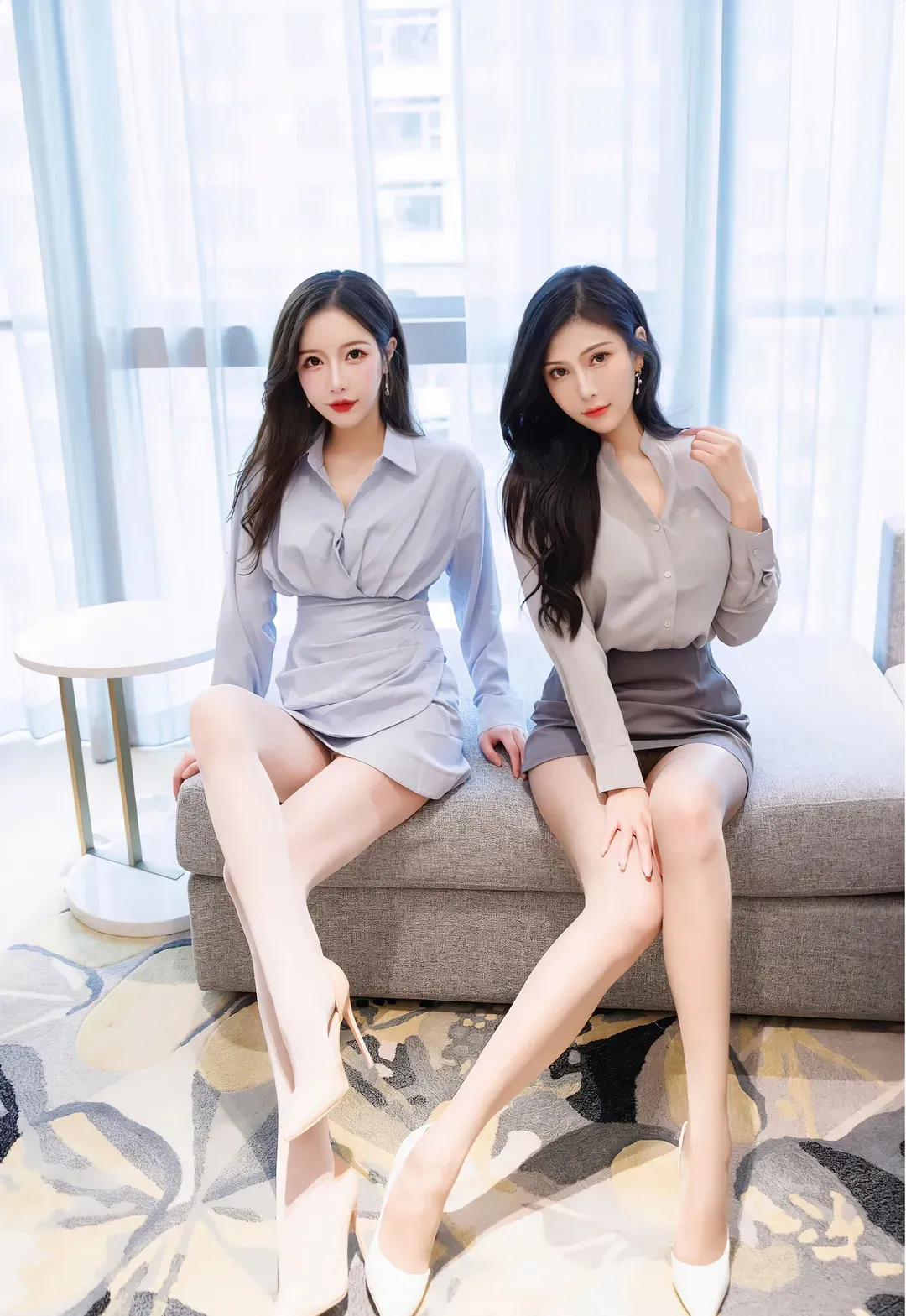 imiss爱蜜社是什么？写真系列、作品目录与视觉方向整理 imiss爱蜜社白色长袖服饰坐在灰色沙发上的室内人像