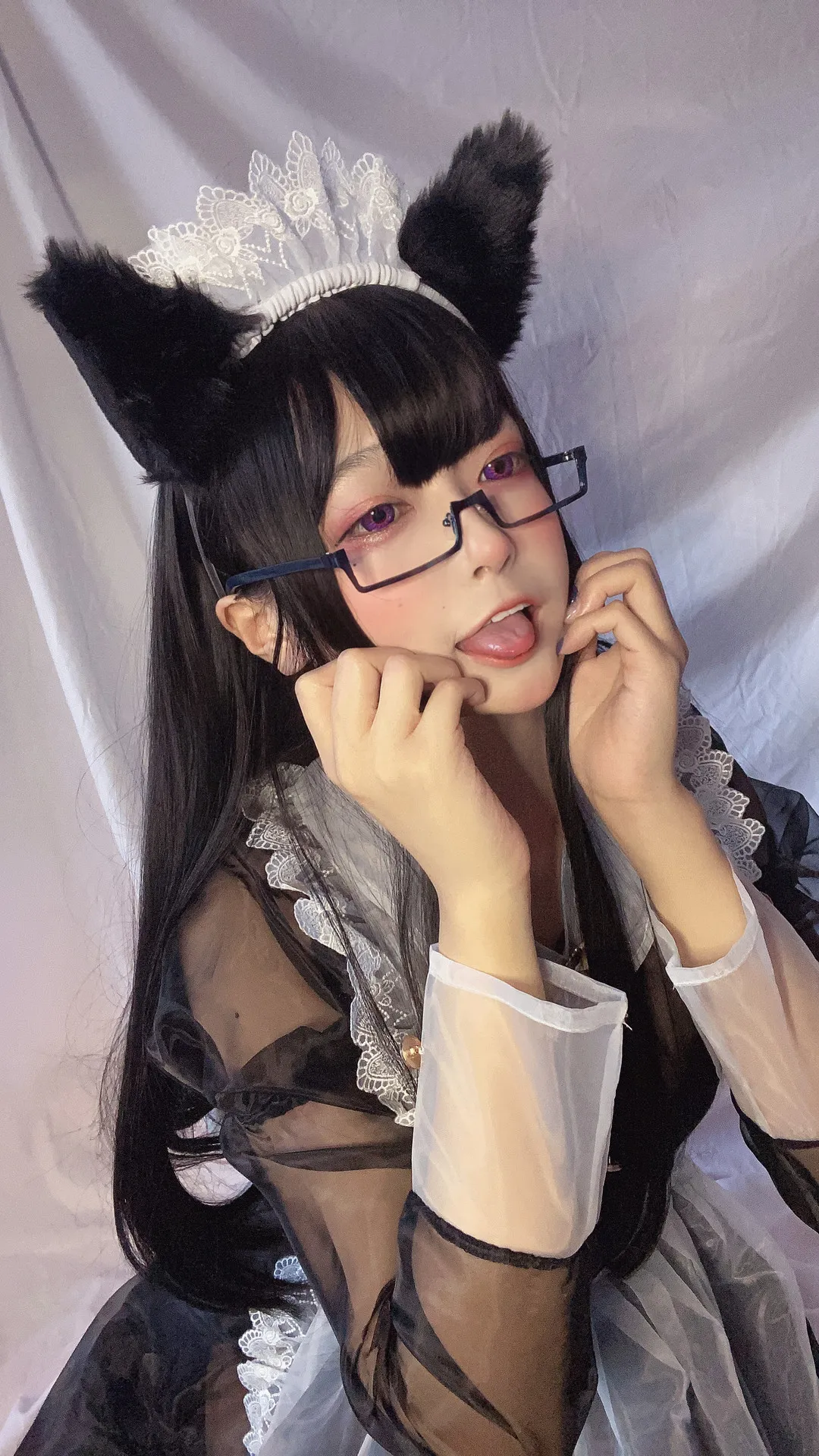 佳佳好难啊 cosplay海外Coser 黑色猫耳造型cosplay照片，搭配眼镜和蕾丝元素呈现角色装扮