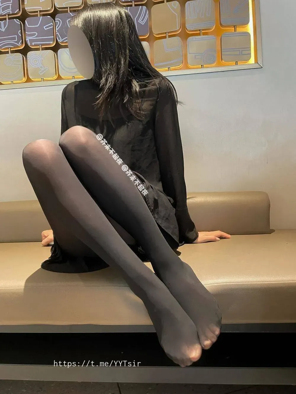 芥末不起夜深色服装室内背景光影照片