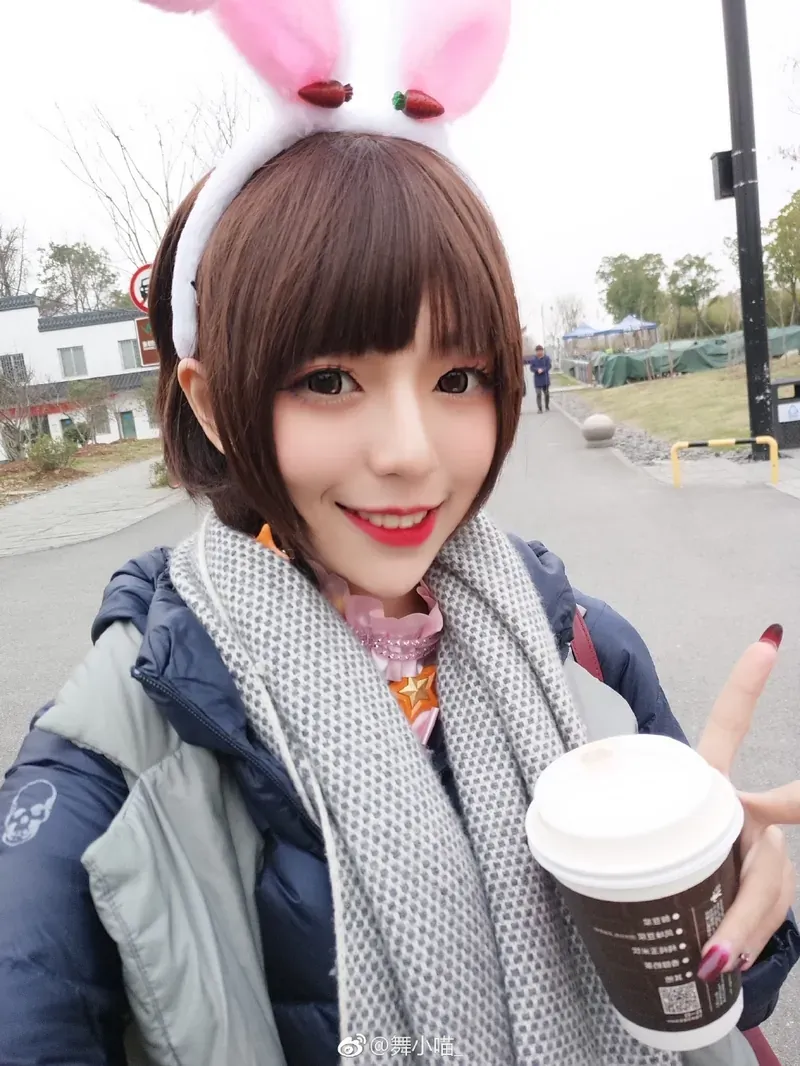 九九八吖海外Coser 九九八吖户外自拍造型图片,兔耳装饰与休闲服饰