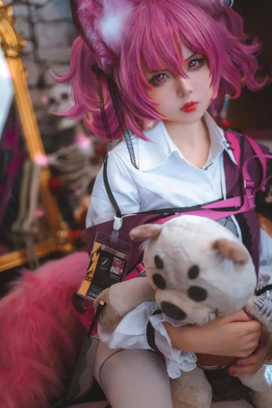 kaya萱海外名称与作品 kaya萱cosplay kaya萱粉色假发Cosplay造型与室内背景照片