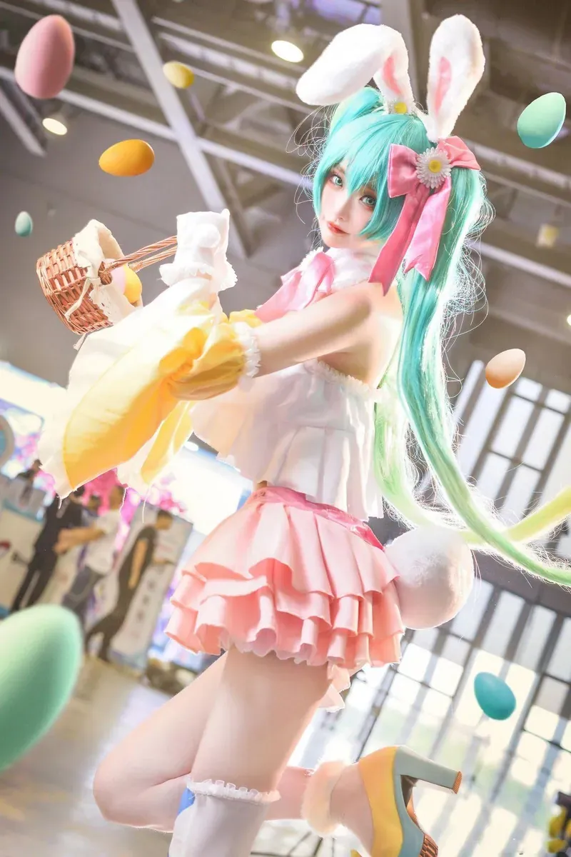 脸红dearie海外Coser 脸红dearie浅色cosplay造型照片，人物佩戴兔耳装饰并搭配绿色假发