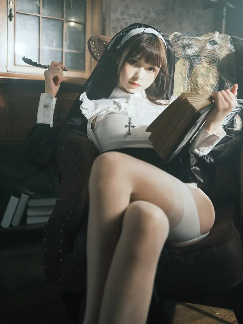 露兒大魔王 overseas coser 黑白修女主题Cosplay造型，室内背景与柔和光线