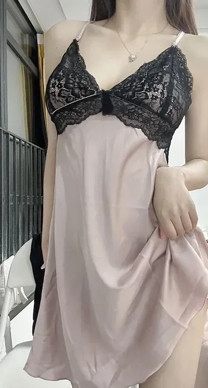 麻辣兔头girl海外名称与作品 麻辣兔头girl cosplay视觉 麻辣兔头girl穿浅色裙装站立于室内空间中的照片