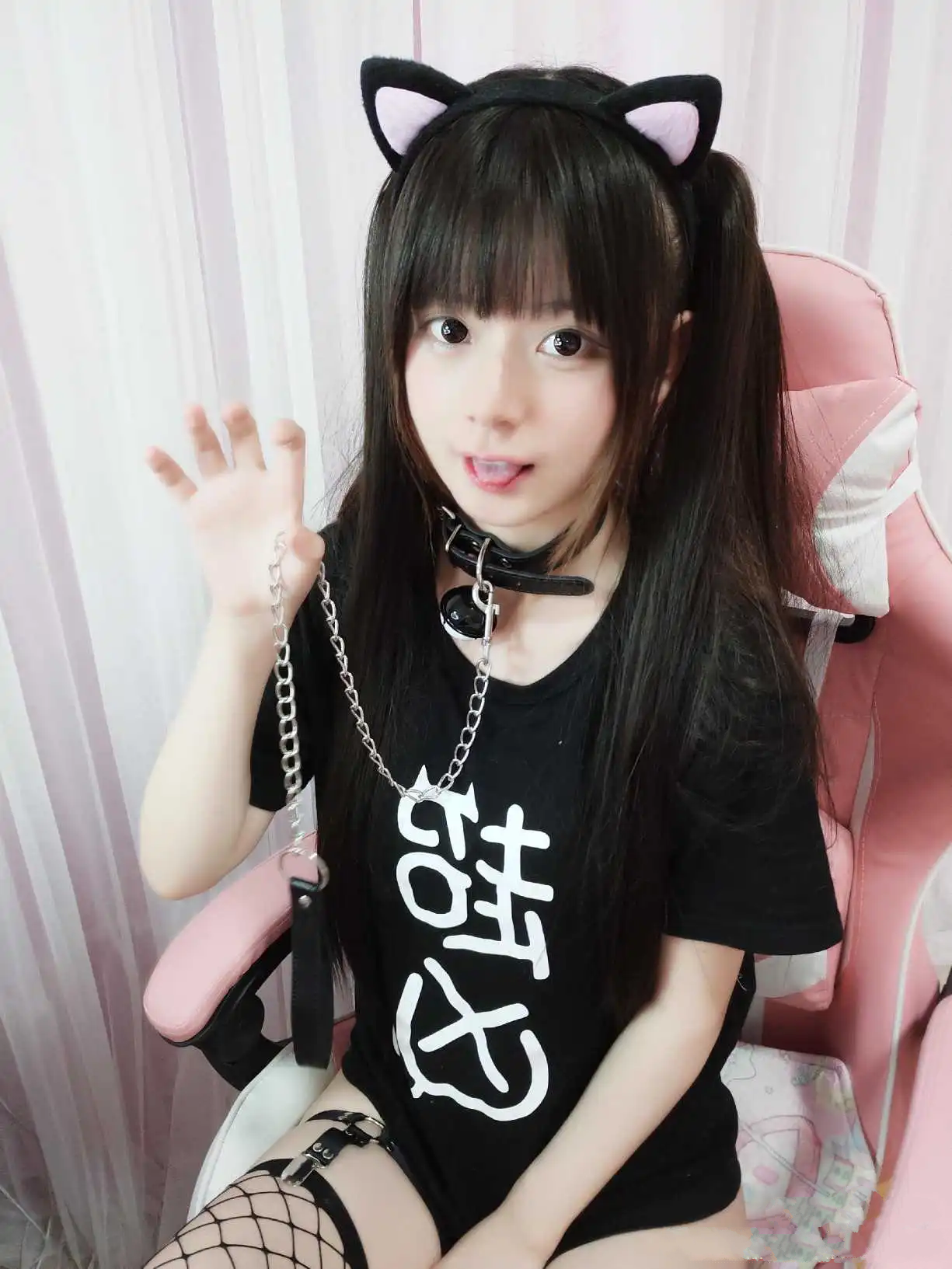 猫猫大人超甜海外Coser 黑色长发双马尾造型的Cosplay人物照片