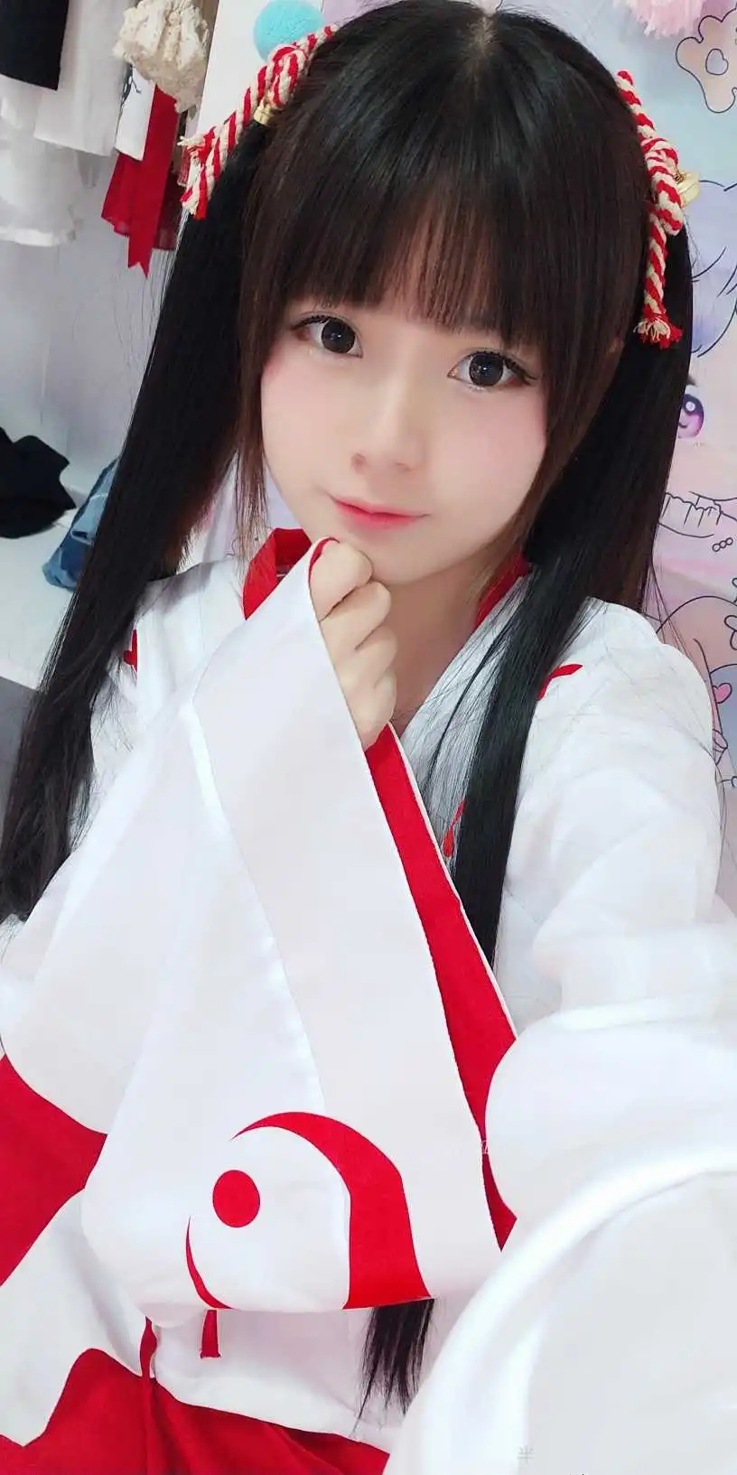 猫猫大人超甜海外Coser 红白色服装搭配长发造型的近景照片